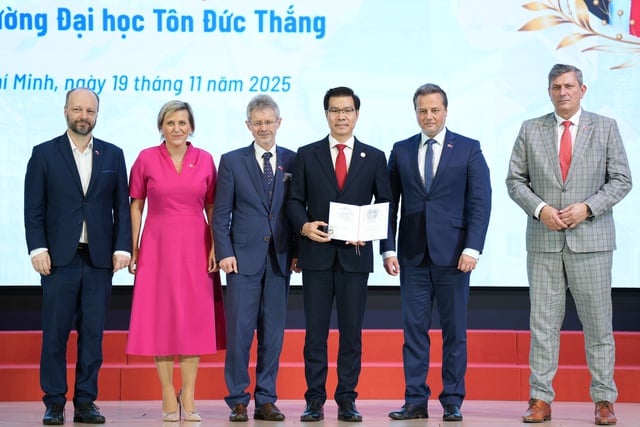 Hiệu trưởng Trường ĐH Tôn Đức Thắng nhận kỷ niệm chương của Thượng viện Cộng hòa Séc - Ảnh 1.