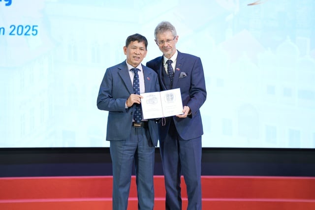 Hiệu trưởng Trường ĐH Tôn Đức Thắng nhận kỷ niệm chương của Thượng viện Cộng hòa Séc - Ảnh 2.