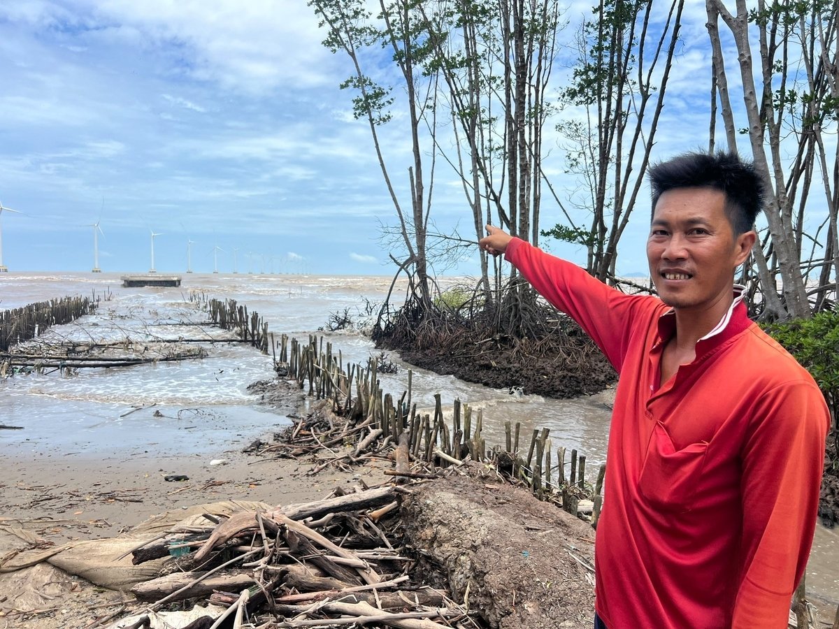 Đoạn bờ biển Đông (Cà Mau) bị sạt lở nghiêm trọng. Ảnh: Trọng Linh.