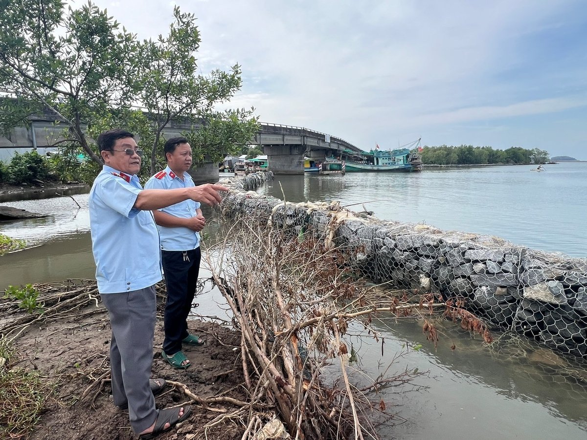 Tuyến kè chống sạt lở bên trước đê biển. Ảnh: Trọng Linh. 