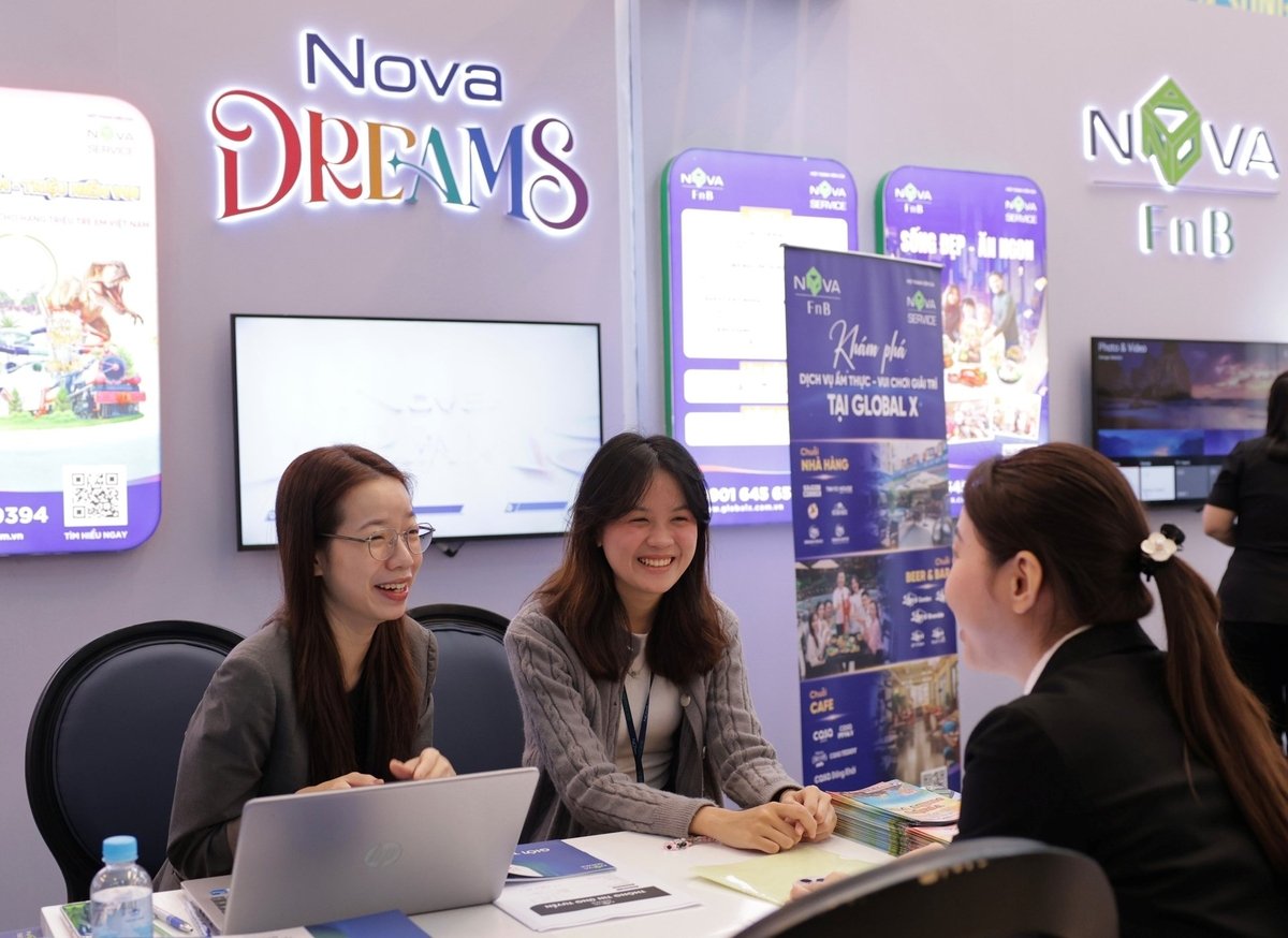 Các ứng viên hào hứng tìm hiểu hệ sinh thái của NovaGroup và tham gia ứng tuyển. Ảnh: NovaGroup