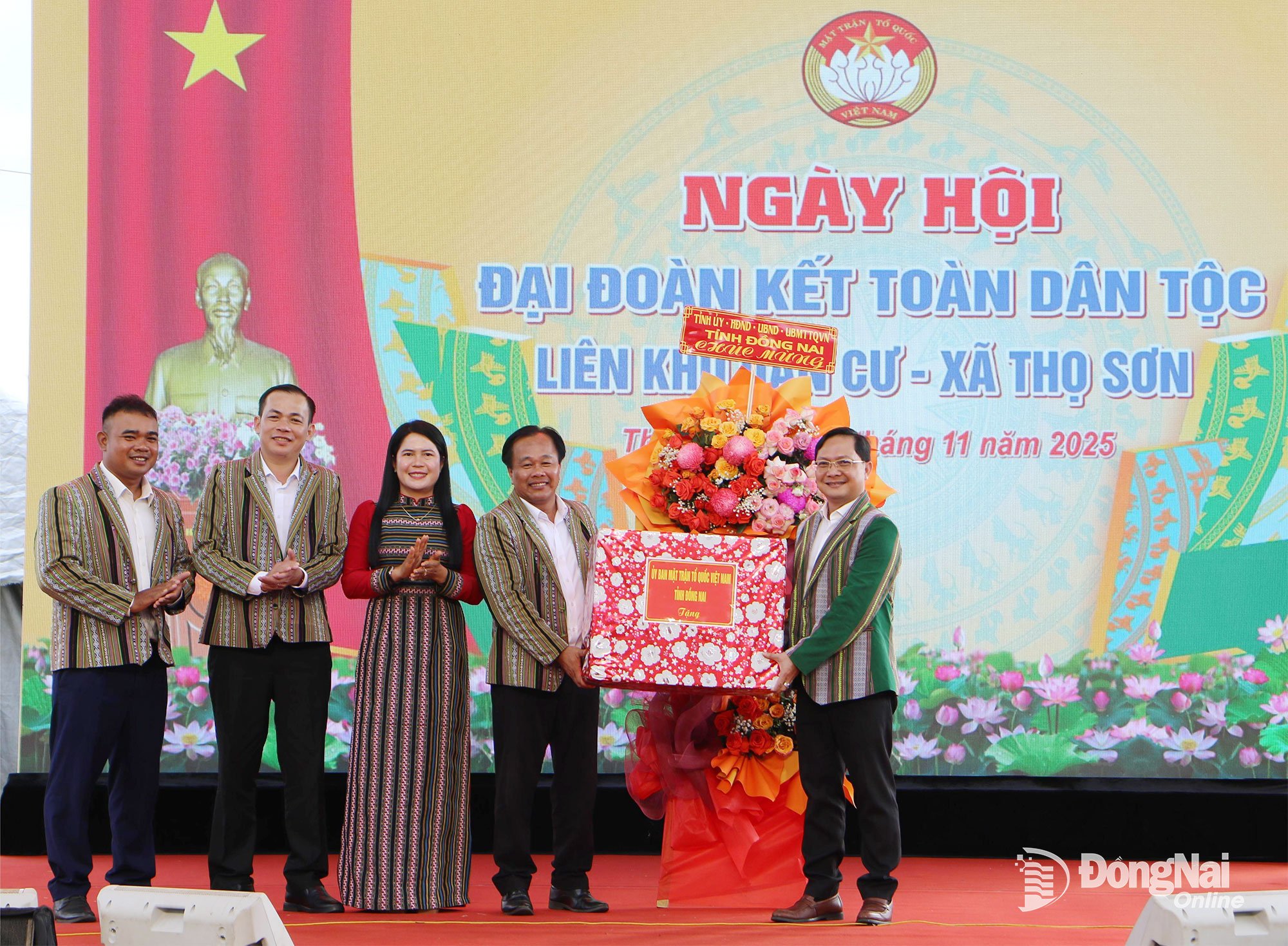 សមមិត្ត Ha Anh Dung សមាជិកគណៈកម្មាធិការអចិន្ត្រៃយ៍បក្សខេត្ត អនុប្រធានអចិន្ត្រៃយ៍គណៈកម្មាធិការរណសិរ្សមាតុភូមិវៀតណាមខេត្ត Dong Nai ជូនកម្រងផ្កា និងអំណោយរបស់គណៈកម្មាធិការបក្សខេត្ត - ក្រុមប្រឹក្សាប្រជាជន - គណៈកម្មាធិការប្រជាជន - គណៈកម្មាធិការរណសិរ្សមាតុភូមិវៀតណាមនៃខេត្ត ជូនគណៈកម្មាធិការរៀបចំពិធីបុណ្យមហាសាមគ្គីជាតិនៅឃុំ Tho Son។ រូបថត៖ Van Truyen