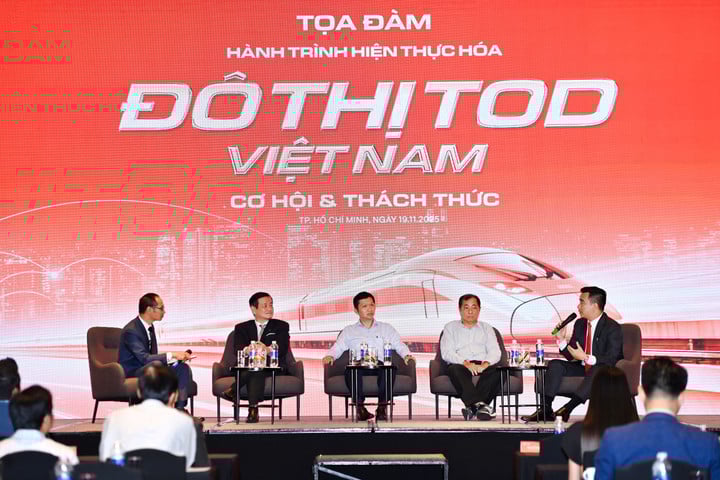 ผู้เชี่ยวชาญวิเคราะห์ประเด็นต่างๆ มากมายที่เกี่ยวข้องกับการขนส่งในเมืองและการพัฒนาอสังหาริมทรัพย์ (ภาพ: ไดเวียด)