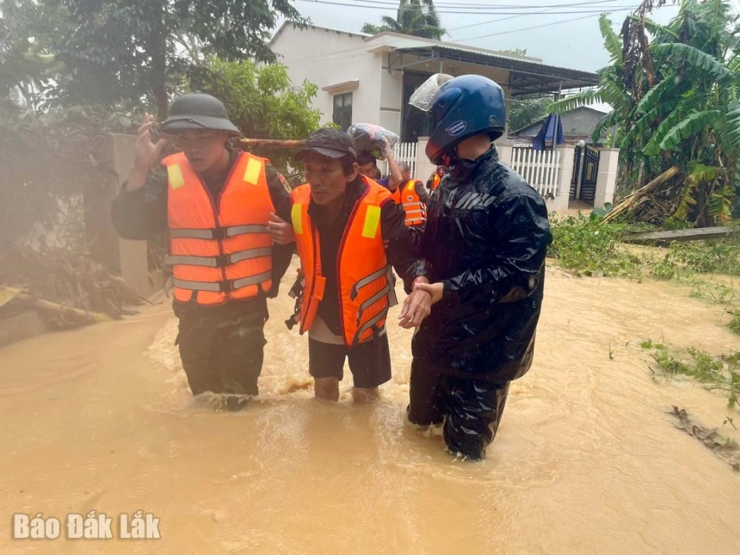 당국은 지역 노인들의 안전을 돕습니다.
