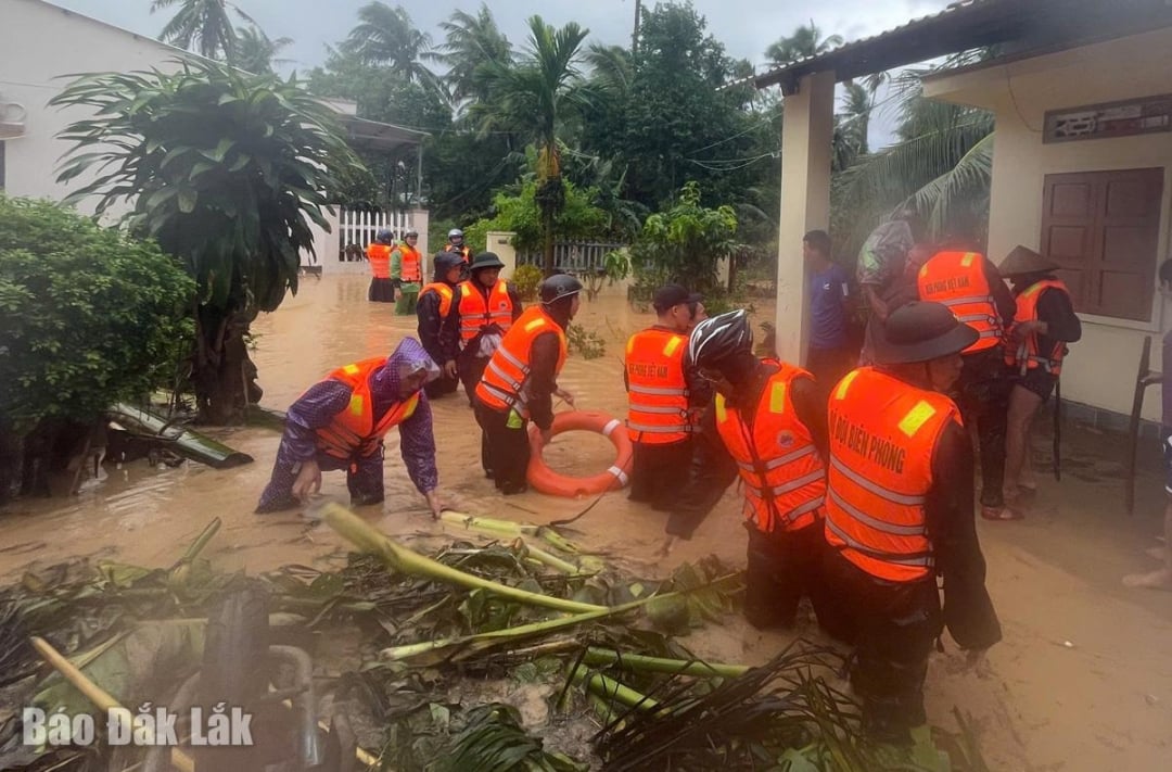 쉬안다이 국경 경비대에서는 사람들이 안전하게 대피할 수 있도록 지원합니다.