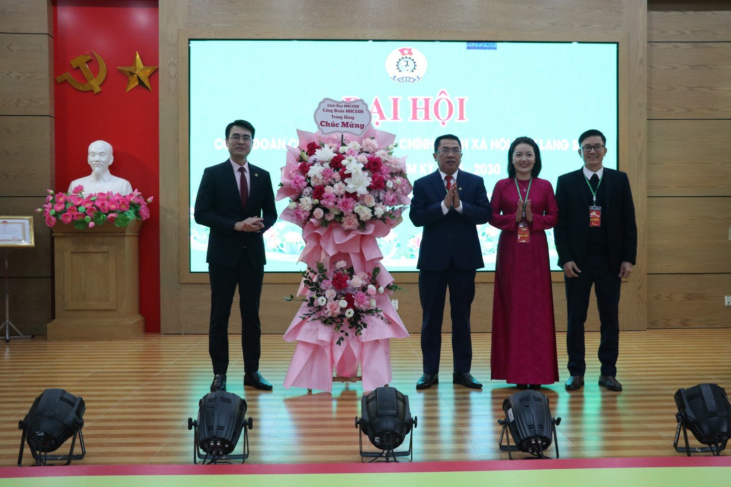 Οι επικεφαλής της Κεντρικής Τράπεζας για την Κοινωνική Πολιτική έδωσαν λουλούδια για να συγχαρούν το συνέδριο.