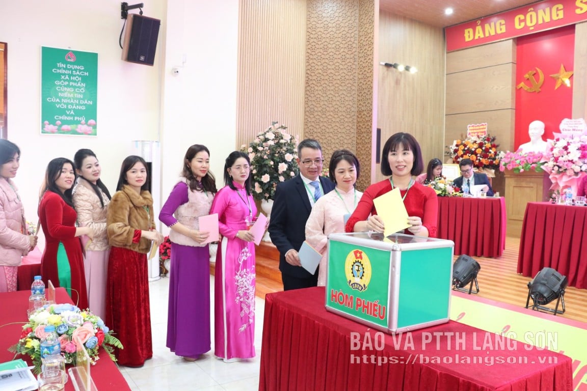 Οι αντιπρόσωποι ψηφίζουν για να εκλέξουν τη νέα Εκτελεστική Επιτροπή του Συνδικάτου Βάσης.