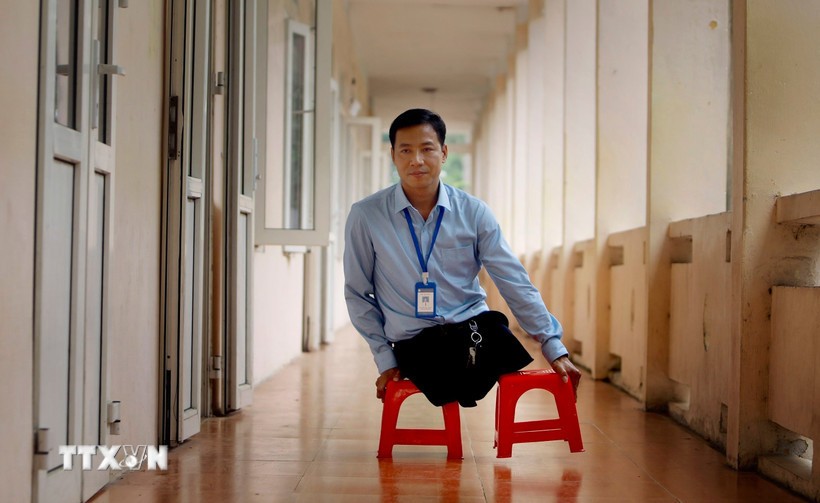 Gần 20 năm, thầy giáo Nguyễn Khả Tuyến “đi bằng đôi tay” đến trường dạy học. (Ảnh: Hoàng Hùng/TTXVN)