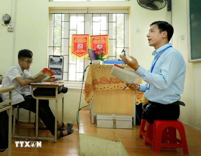 Người thầy đã gắn bó với lớp học gần hai thập kỷ, bền bỉ “gieo chữ” cho nhiều thế hệ học sinh. (Ảnh: Hoàng Hùng/TTXVN)