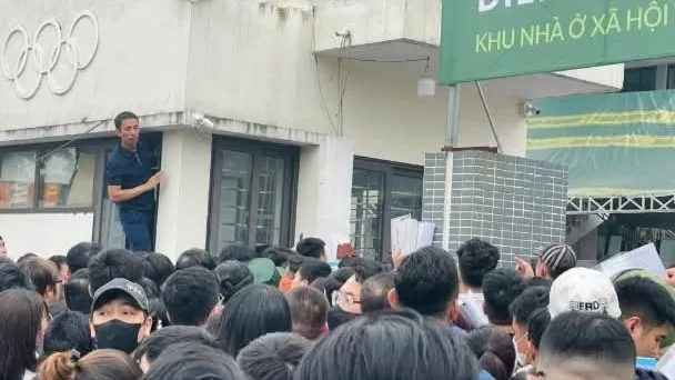 Kép arról, ahogy emberek lökdösődnek, hogy benyújtsák a szociális lakások megvásárlására irányuló kérelmeket a Kim Chung projektben (Hanoi város)