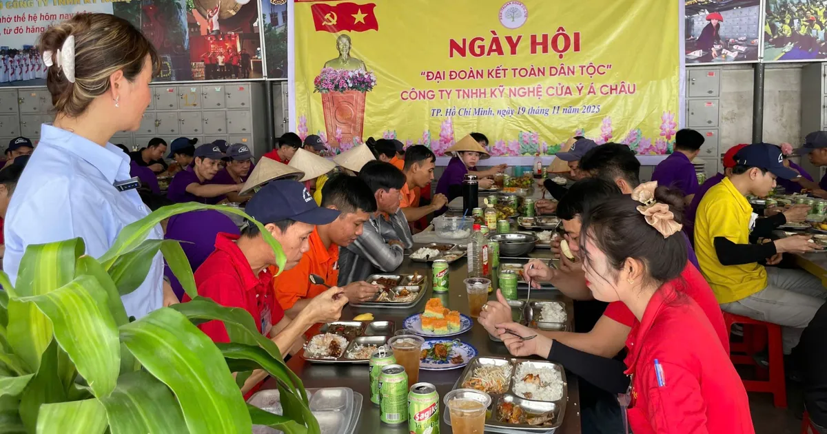 Hàng ngàn công nhân ấm lòng bữa cơm Đại đoàn kết
