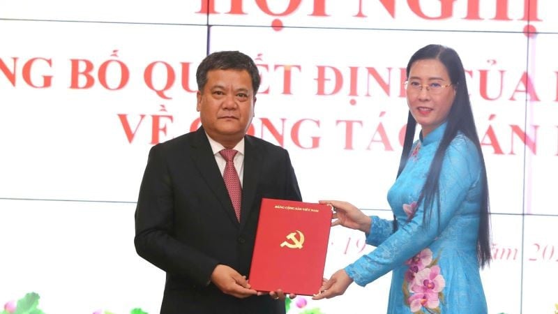 សមមិត្ត Bui Thi Quynh Van សមាជិកគណៈកម្មាធិការមជ្ឈិមបក្ស អនុប្រធានគណៈកម្មាធិការមជ្ឈិមបានបង្ហាញពីសេចក្តីសម្រេចរបស់លេខាធិការដ្ឋានចំពោះសមមិត្ត Tran Phong។