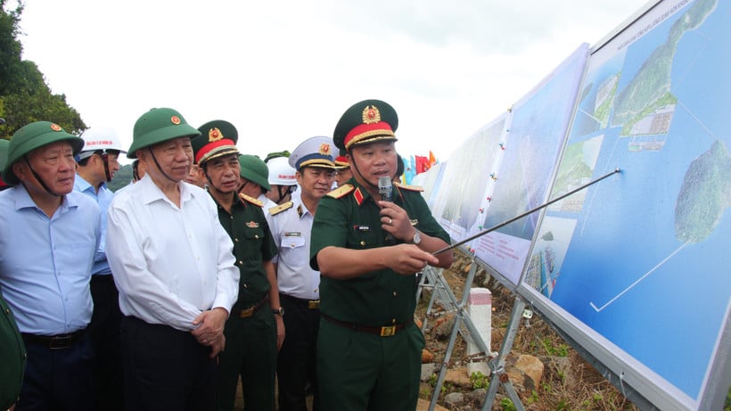 Generaal-majoor Nguyen Huu Ngoc, commandant van het 12e Legerkorps, presenteerde de uitvoering van belangrijke projecten in Hon Khoai (Ca Mau). (Foto: VNA)