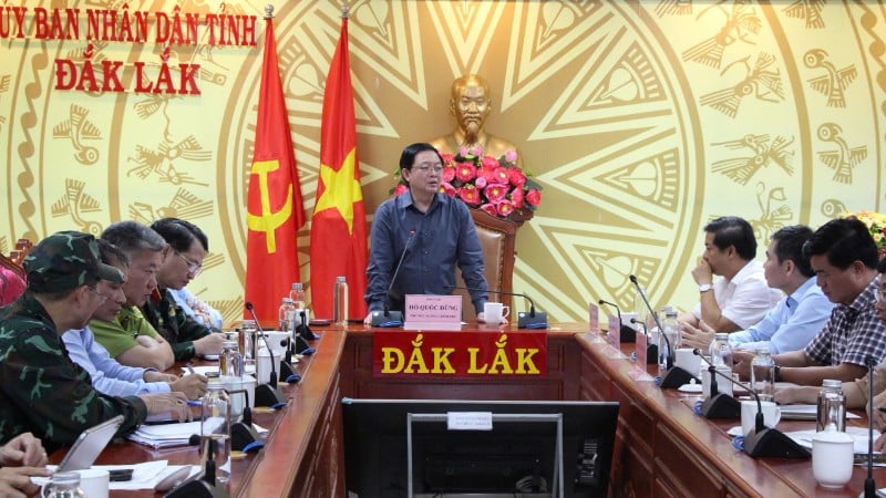 Заместитель премьер-министра Хо Куок Зунг срочно проработал с руководством провинции Даклак над мерами реагирования на исключительно сильное наводнение, которое нанесло очень серьезный ущерб восточному региону провинции.