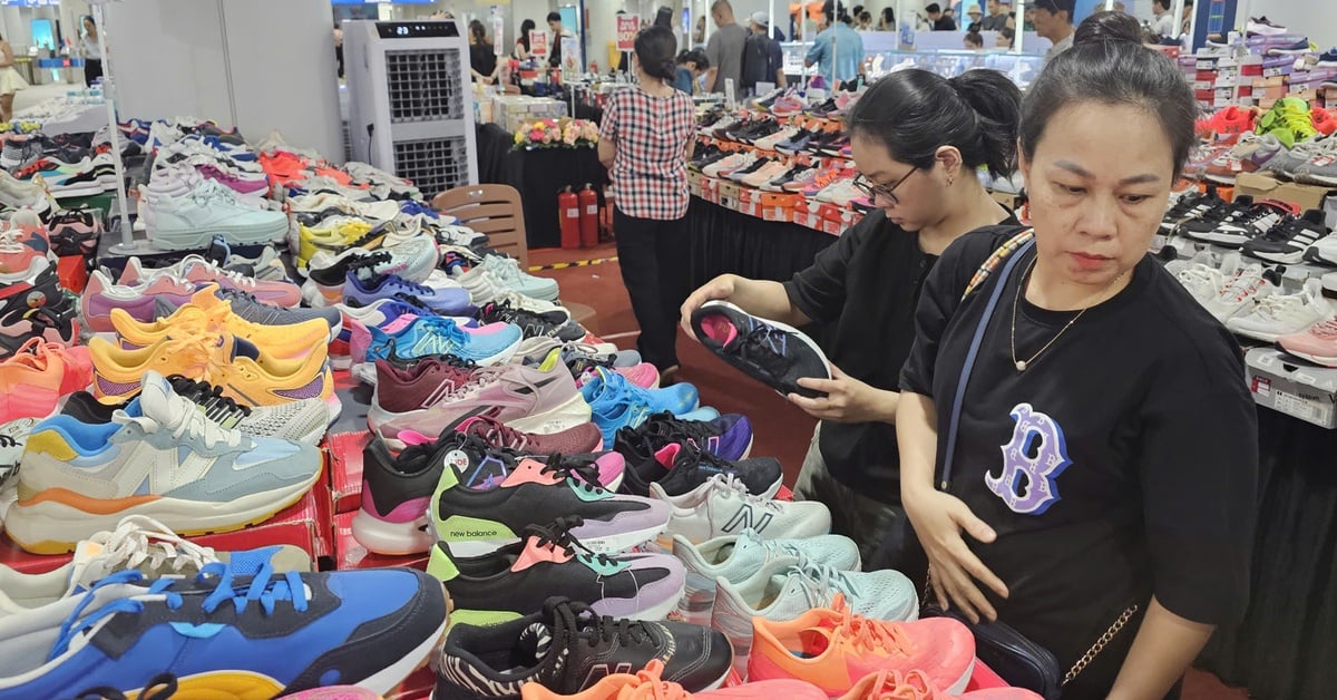 Cuối năm, người dân TP.HCM 'săn' hàng hiệu giảm giá đến 80% ở đâu?