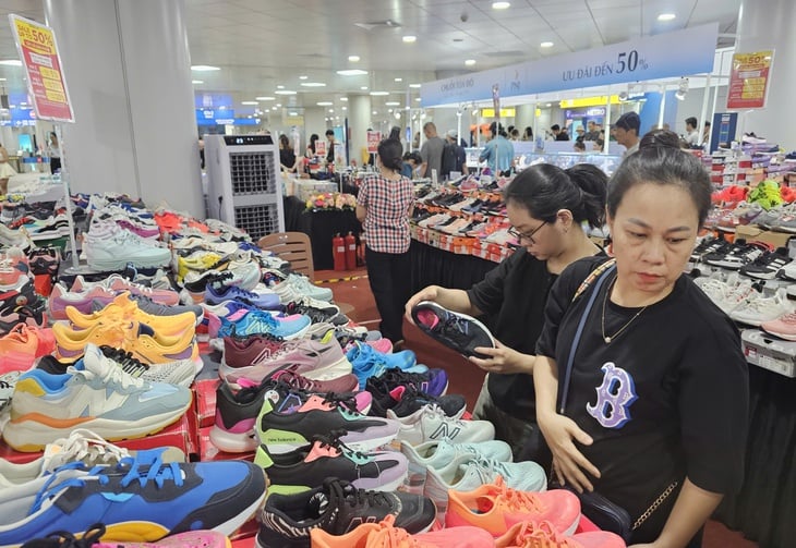 Cuối năm, người dân TP.HCM 'săn' hàng hiệu giảm giá đến 80% ở đâu? - Ảnh 1.