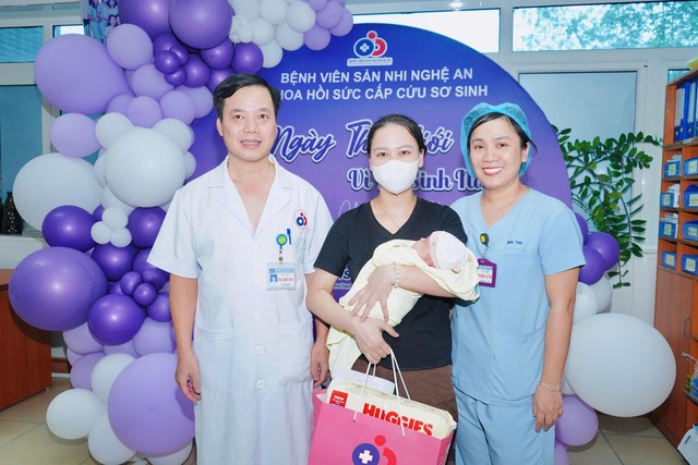Bé gái 500g xuất viện sau 135 ngày điều trị tại Bệnh viện Sản Nhi Nghệ An- Ảnh 1.