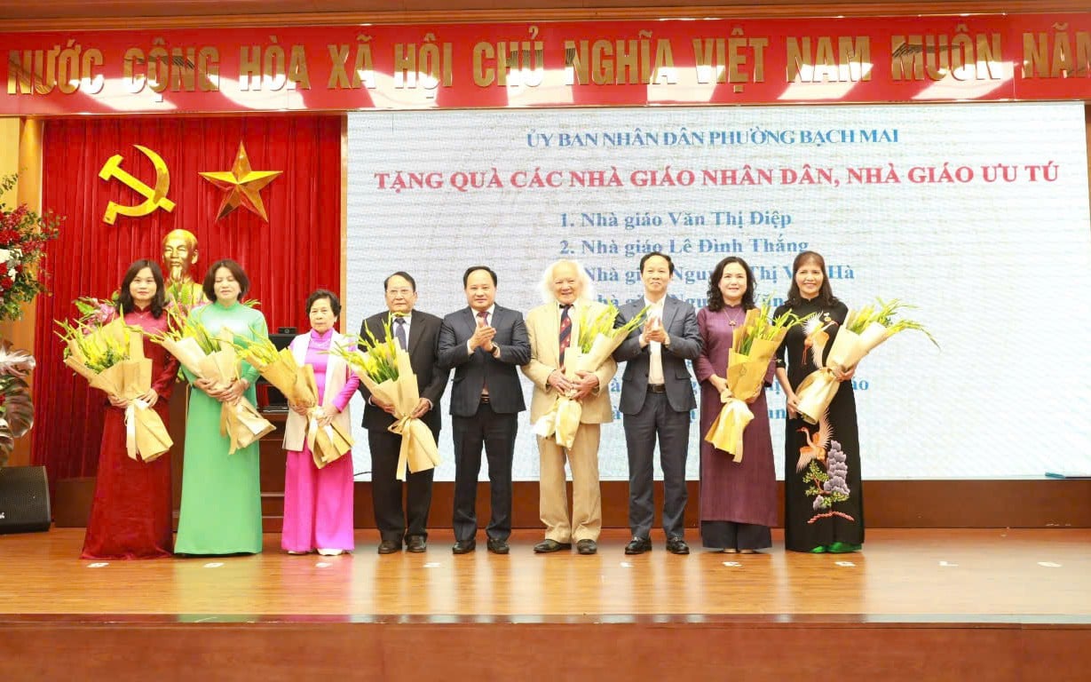 Bí thư Đảng ủy, Chủ tịch HĐND phường Bạch Mai Trần Quyết Thắng chúc mừng các Nhà giáo Nhân dân, Nhà giáo ưu tú