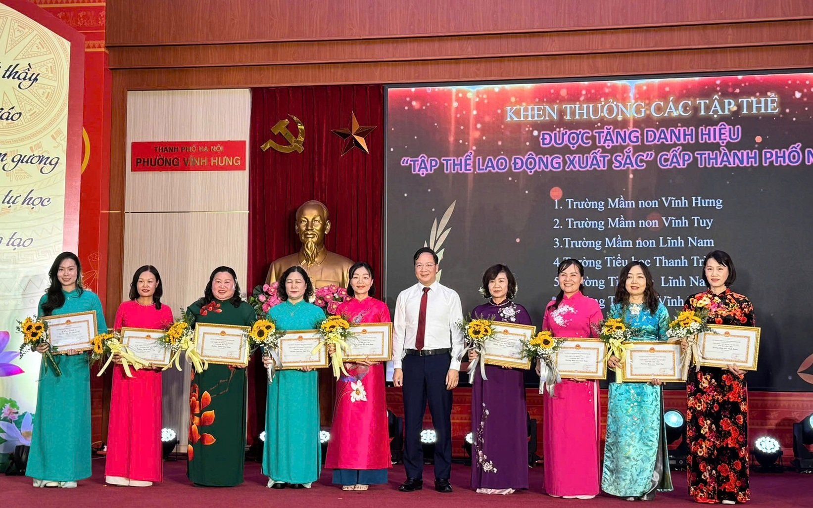 Bí thư Đảng ủy, Chủ tịch HĐND phường Nguyễn Đức Dũng trao khen thưởng các tập thể đạt danh hiệu Lao động xuất sắc cấp Thành phố năm 2025