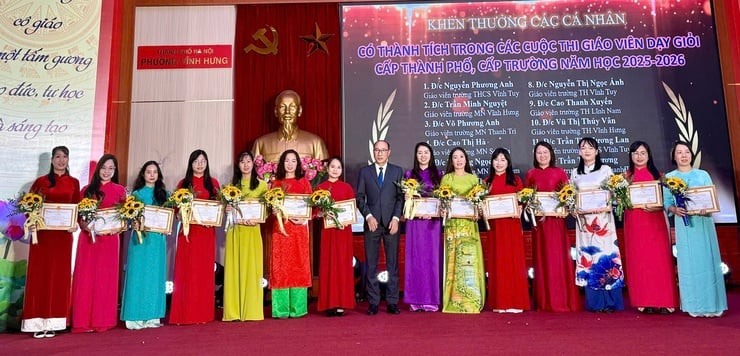 Phường Vĩnh Hưng: Tri ân, tuyên dương Nhà giáo tiêu biểu năm 2025- Ảnh 1.