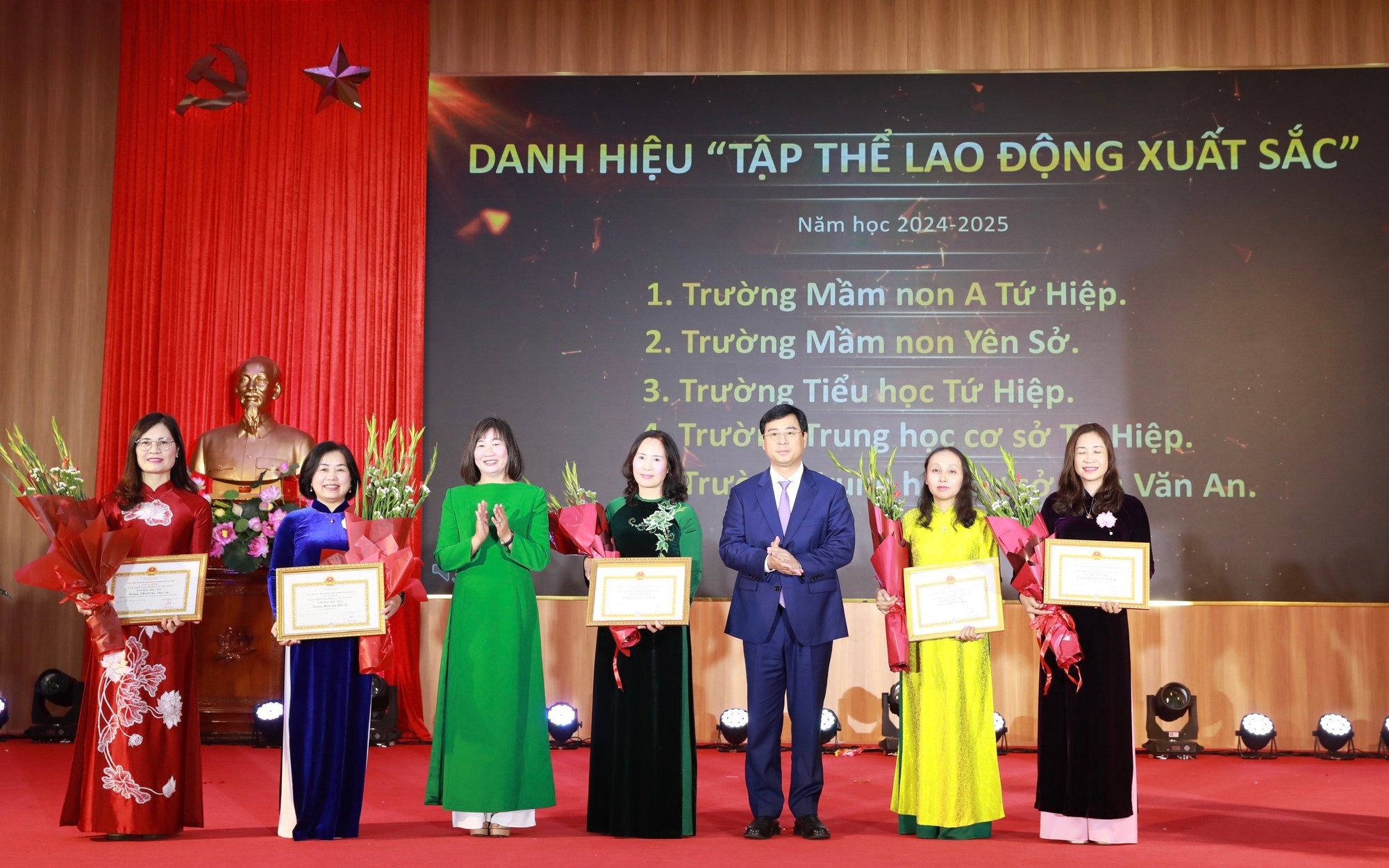 Bí thư Đảng ủy, Chủ tịch HĐND phường Yên Sở Nguyễn Minh Tâm trao khen thưởng các Tập thể Lao động xuất sắc