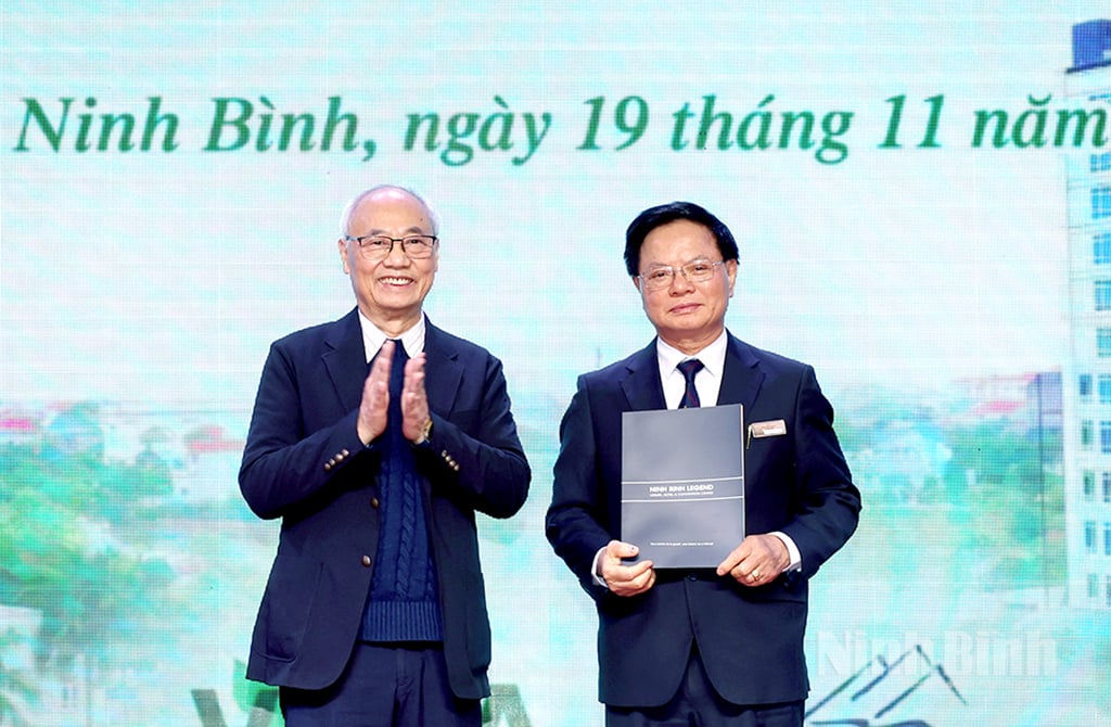 Ông Vũ Thế Bình, Chủ tịch Hiệp hội Du lịch Việt Nam trao Quyết định công nhận Khách sạn 5 sao Legend Ninh Bình đạt chuẩn "Du lịch xanh VITA GREEN".