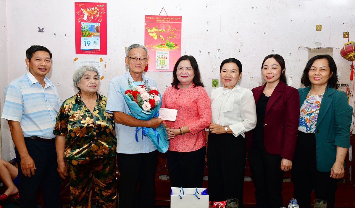 A camarada Ho Thi Hoang Yen, Secretária Adjunta Permanente do Comitê Provincial do Partido (ao centro), ofereceu flores para parabenizar o camarada Trieu Van Phan.