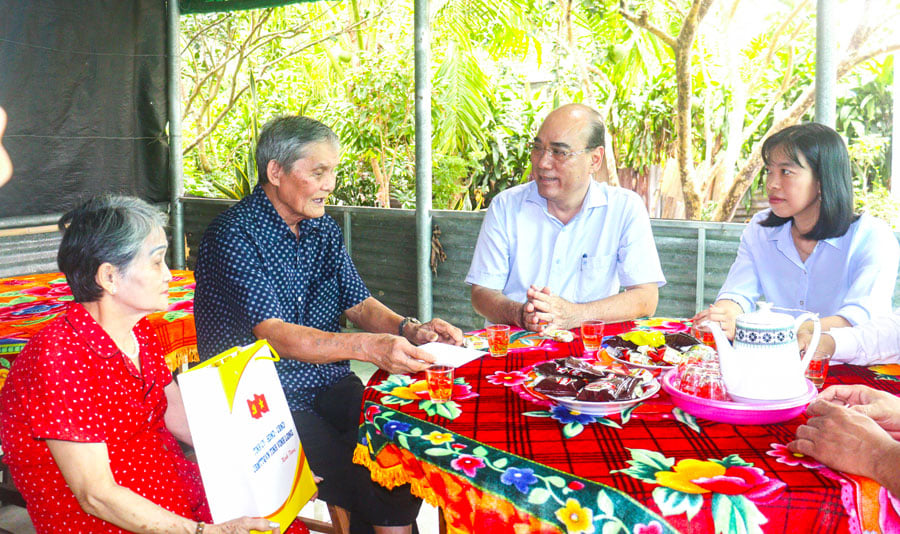 ຄະນະ​ໄດ້​ໄປ​ຢ້ຽມຢາມ ​ແລະ ມອບ​ຂອງຂວັນ​ໃຫ້​ຄອບຄົວ​ທ່ານ ຫງວຽນ​ວັນ​ບິ່ງ.