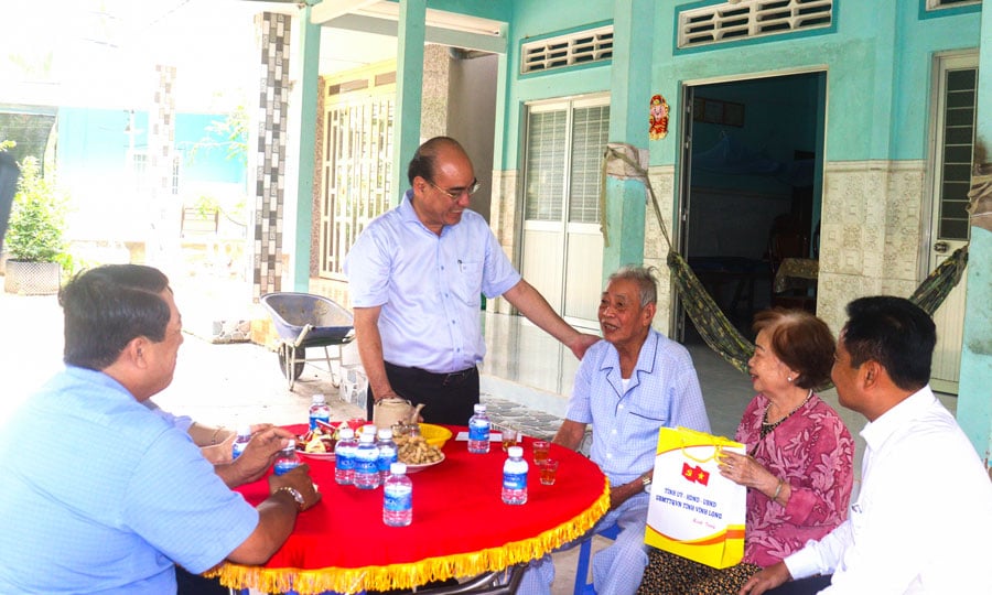 ທ່ານ​ຮອງ​ປະທານ​ສະພາ​ປະຊາຊົນ​ແຂວງ - ຫງວຽນ​ວັນ​ຕວນ ​ແລະ ຄະນະ​ໄດ້​ໄປ​ຢ້ຽມຢາມ ​ແລະ ມອບ​ຂອງຂວັນ​ທີ່​ມີ​ຄວາມ​ຂອບ​ອົກ​ຂອບ​ໃຈ​ໃຫ້​ຄອບຄົວ​ຂອງ​ທ່ານ ກາວ​ວັນ​ມູ້​ເຫ້ວ.