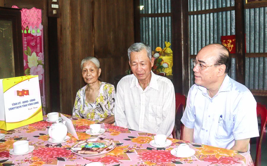 ຄະນະ​ຜູ້​ແທນ​ໄດ້​ໄປ​ຢ້ຽມຢາມ​ຄອບຄົວ​ທ່ານ ຫງວຽນ​ວັນ​ງາ.