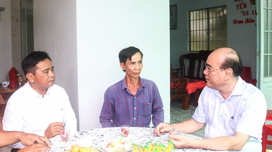 ຄະນະ​ຜູ້​ແທນ​ໄດ້​ໄປ​ຢ້ຽມຢາມ ​ແລະ ມອບ​ຂອງຂວັນ​ໃຫ້​ຄອບຄົວ​ທ່ານ ​ເລ​ທ້ຽນ​ເຍີນ.