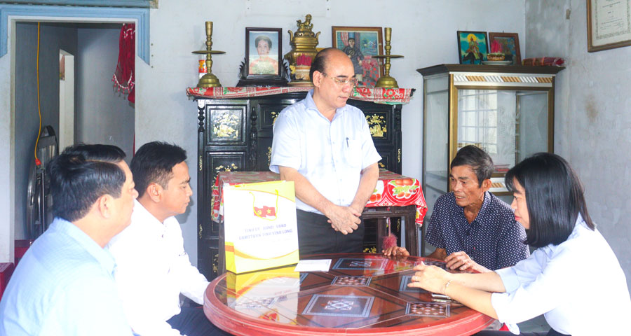 ສະຫາຍ ຫງວຽນ​ວັນ​ຕວນ ພ້ອມ​ດ້ວຍ​ຄະນະ ​ໄດ້​ໄປ​ຢ້ຽມຢາມ ​ແລະ ມອບ​ຂອງຂວັນ​ໃຫ້​ຄອບຄົວ​ທ່ານ ຫວູວັນ​ຈູກ.