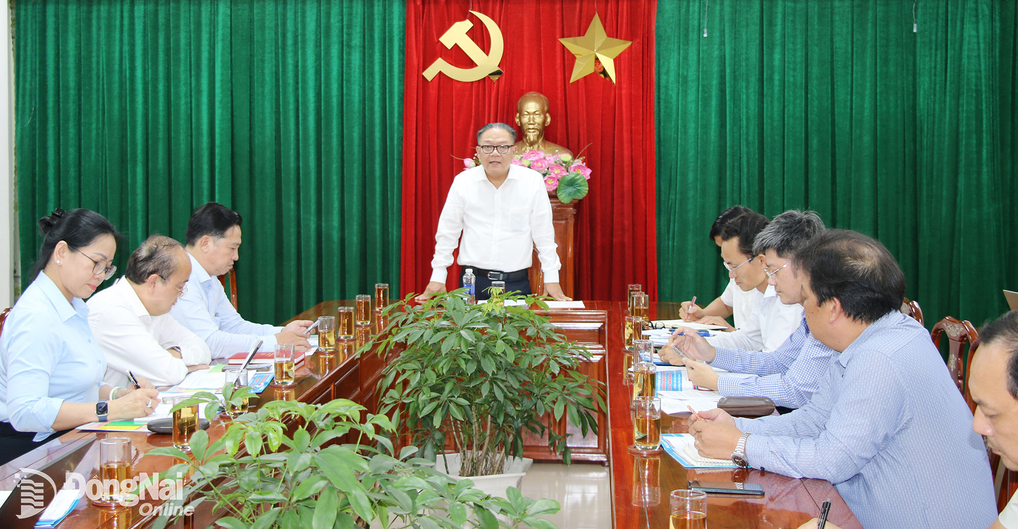 Tỉnh ủy viên, Phó Chủ tịch UBND tỉnh Đồng Nai Nguyễn Kim Long phát biểu chỉ đạo tại cuộc họp. Ảnh: Hải Quân
