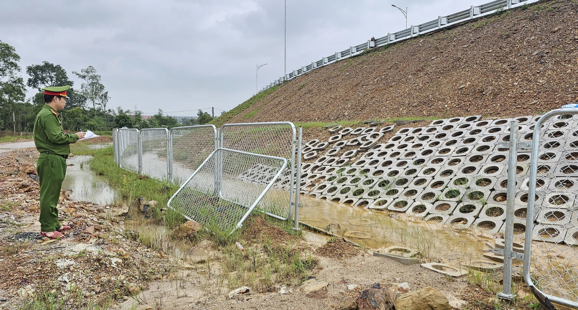 معائنہ کے ذریعے، Hieu Giang کمیون کے ذریعے 740 کلومیٹر پر، بہت سے ایسے مقامات ہیں جہاں وان نین - کیم لو ایکسپریس وے کے ساتھ ٹریفک سیفٹی باڑ پہلے ہی کھولی گئی تھی - تصویر: لی ٹرونگ