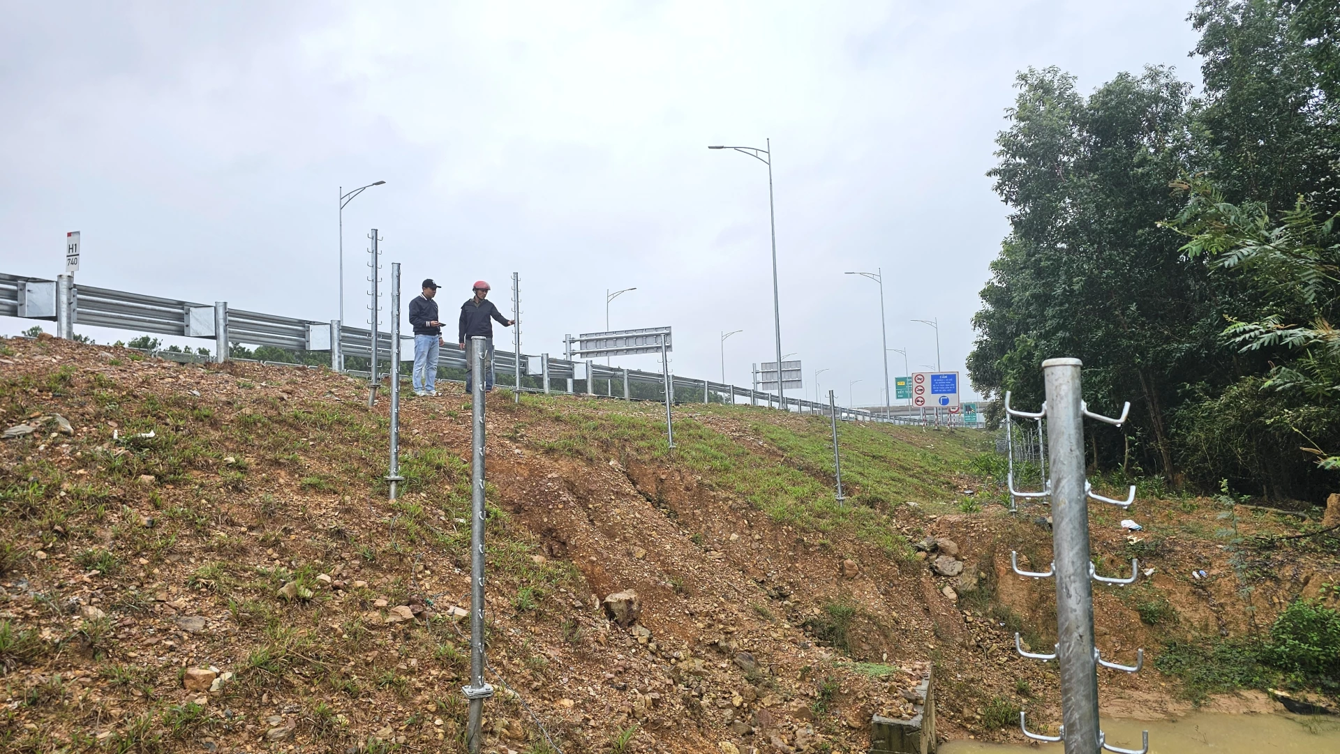 Km 740 پر نیشنل ہائی وے 9 چوراہے کے قریب خاردار تاروں کی باڑ کا ایک نامکمل حصہ - تصویر: لی ٹرونگ