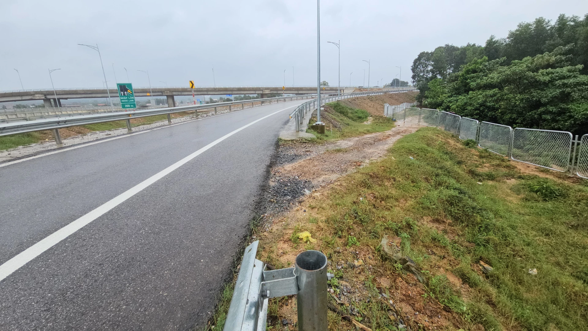 کلومیٹر 740 پر چوراہے کے قریب گارڈریل کو پہلے 19 نومبر کو صبح 9:00 بجے کے قریب توڑ دیا گیا تھا - تصویر: لی ٹرونگ