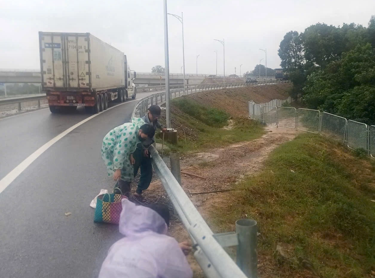 رپورٹر کی عکاسی کے فوراً بعد، تقریباً 740 کلومیٹر کے فاصلے پر نیشنل ہائی وے 9 سے چوراہے پر ریلوے سیکشن کو ٹھیکیدار نے دوبارہ انسٹال کر دیا - تصویر: لی ٹرونگ