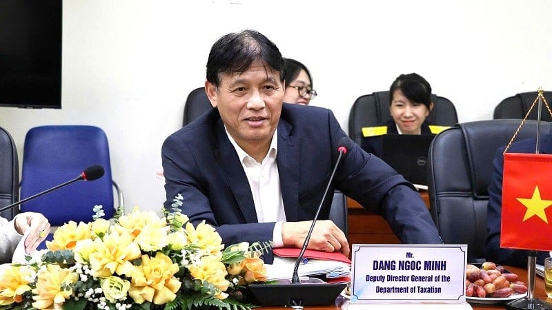 당 응옥 민 부국장이 싱가포르 세무 당국 실무 대표단과 세무 업무 경험을 공유하고 있습니다.