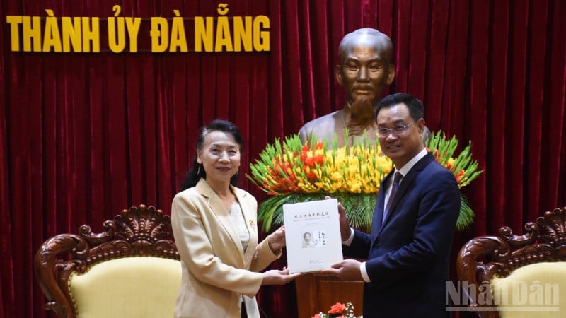 លេខាគណៈកម្មាធិការបក្សទីក្រុង Da Nang លោក Le Ngoc Quang បានទទួលជួបអគ្គកុងស៊ុលចិនប្រចាំនៅទីក្រុង Da Nang ។ (រូបថត៖ ANH DAO)