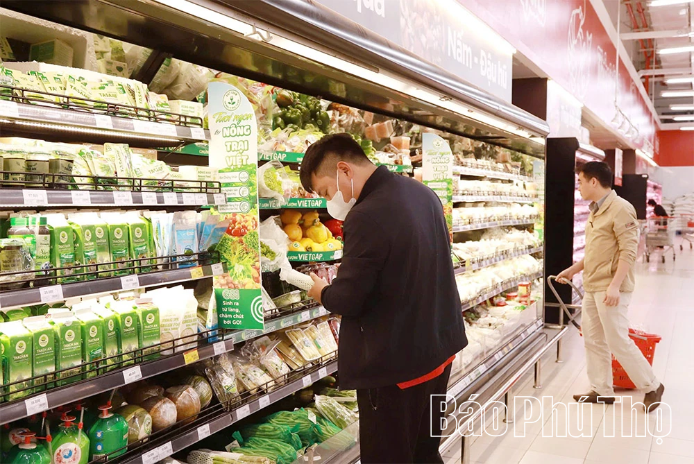 Người tiêu dùng “xót” ví khi giá rau cao ngất ngưởng