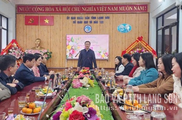 Comrade Nguyen Canh Toan, Chairman of the Provincial People's Committee delivered a congratulatory speech on Vietnamese Teachers' Day.