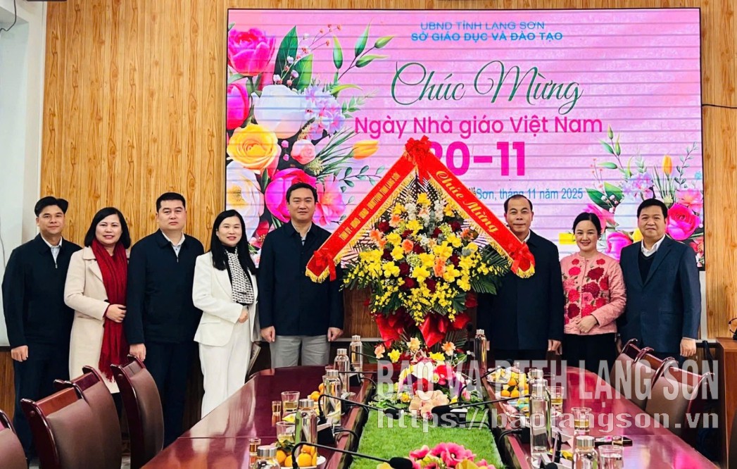 Provincial leaders presented flowers to congratulate the Department of Education on Vietnamese Teachers' Day.