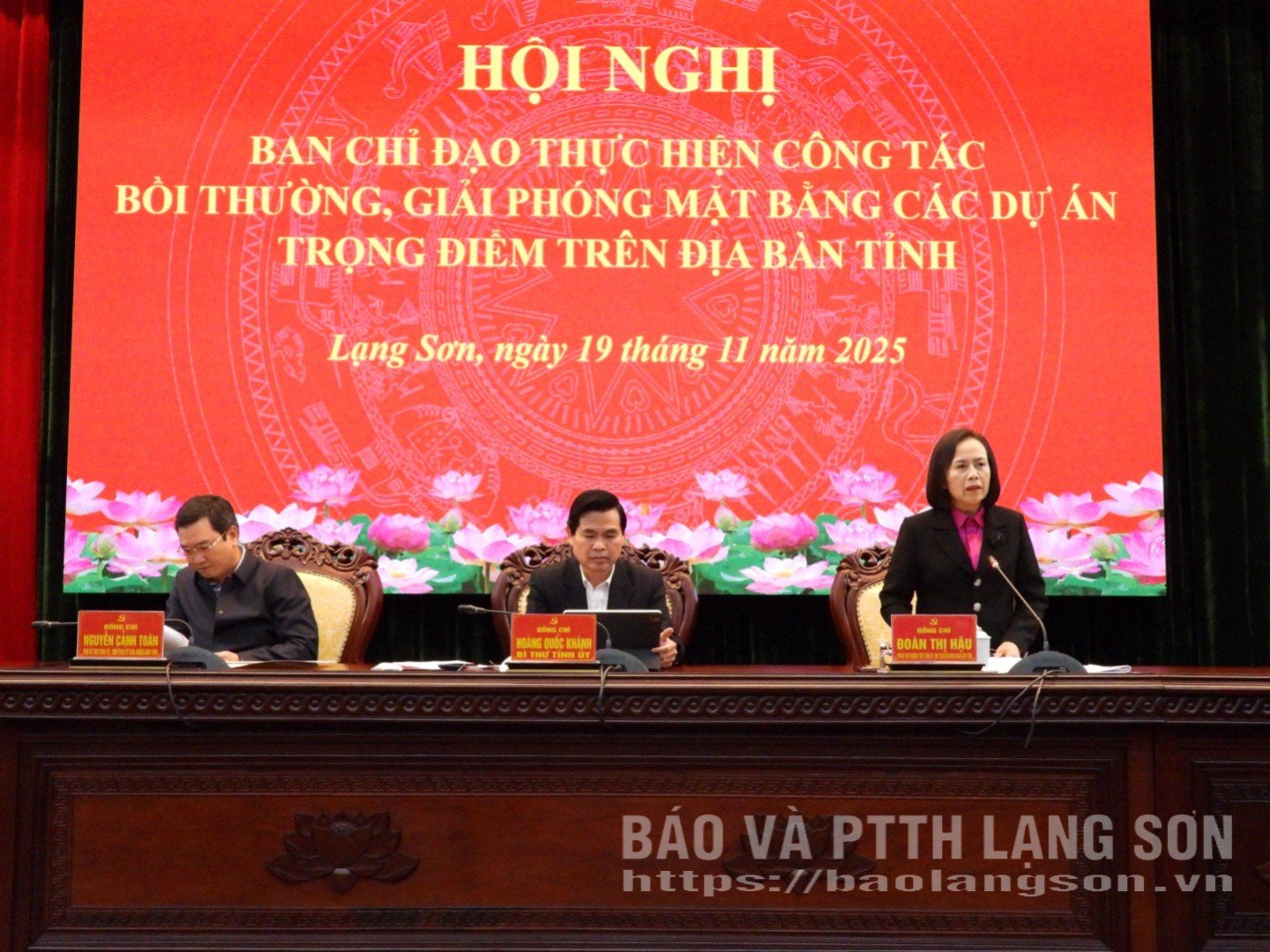 Η σύντροφος Ντοάν Θι Χάου, Μόνιμη Αναπληρώτρια Γραμματέας της Επαρχιακής Επιτροπής του Κόμματος, Πρόεδρος του Επαρχιακού Λαϊκού Συμβουλίου, προήδρευσε της συζήτησης του συνεδρίου.