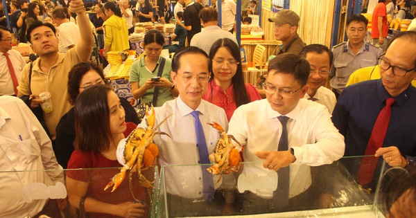 TP.HCM rộn ràng khai mạc lễ hội ẩm thực Cua Cà Mau 2025 với 100 gian hàng đặc sản
