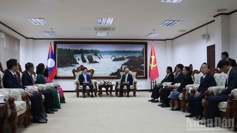 Делегація Центральної комісії з пропаганди та освіти здійснила візит ввічливості до товариша Кхампхана Феуіявонга, секретаря Центрального комітету партії та голови Комісії з пропаганди та навчання Центрального комітету Народно-революційної партії Лаосу. (Фото: ДУЙ ТОАН)