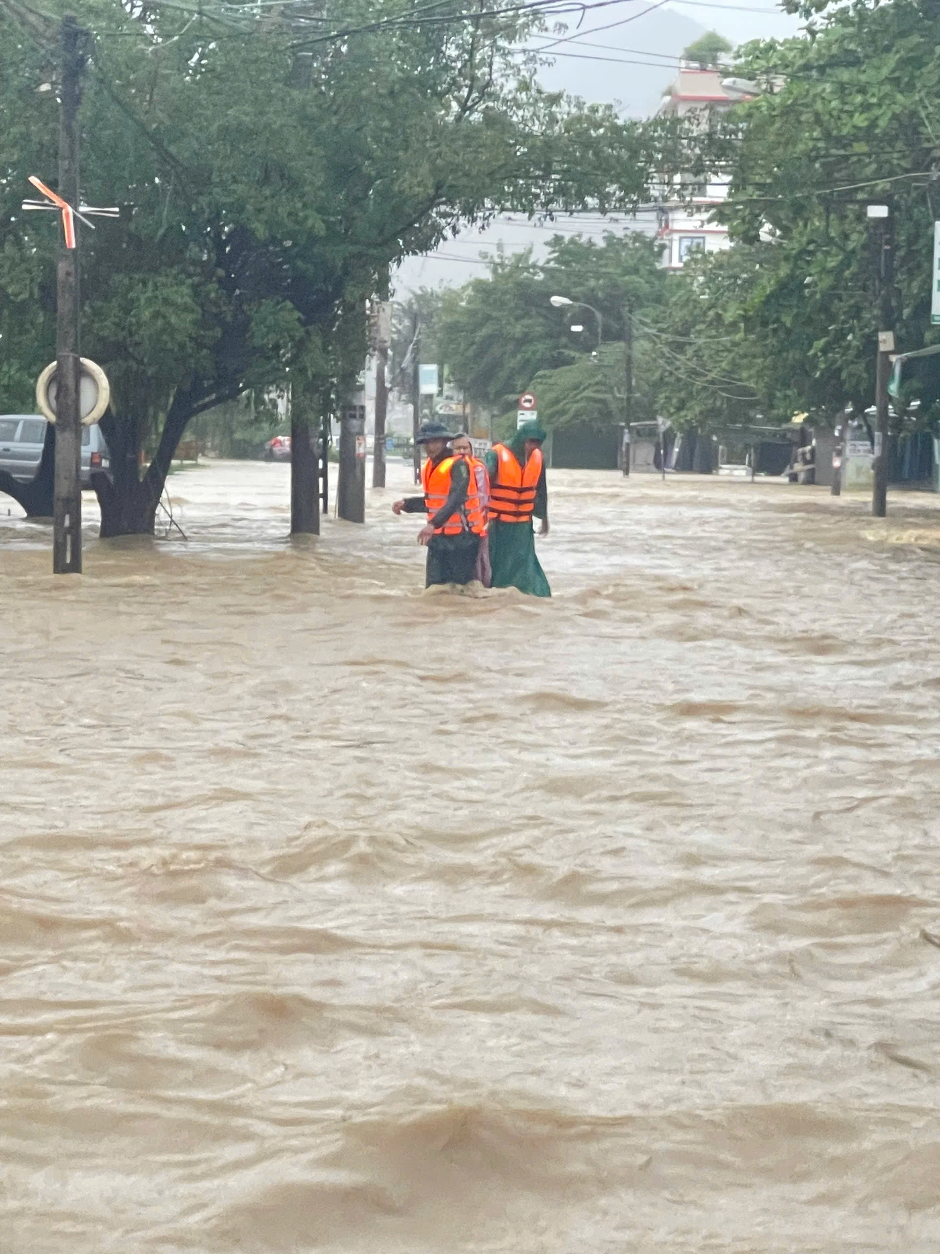 កម្លាំងសង្គ្រោះនៃសង្កាត់ Bac Nha Trang ជួយសង្គ្រោះប្រជាជន