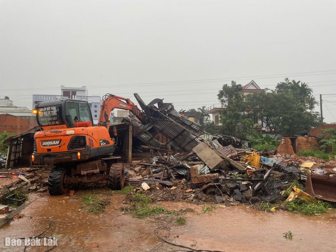 L'équipe de construction déblayait le site pour mettre en œuvre le projet.