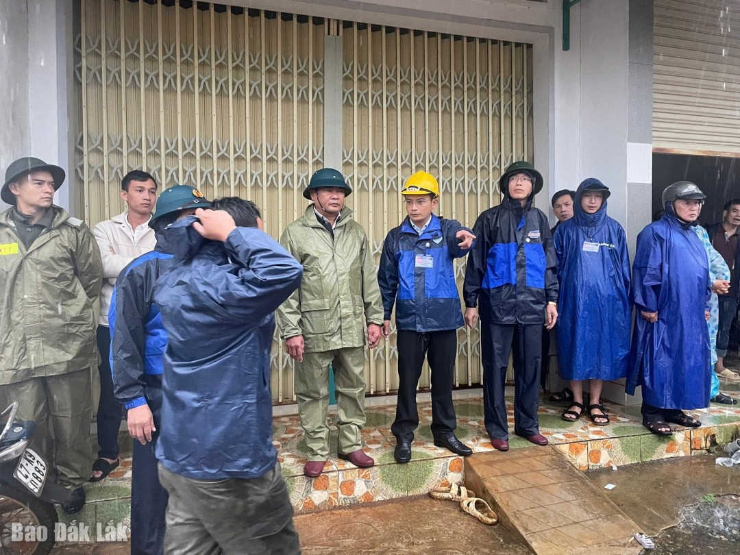 Les dirigeants de la commune de Pong Drang ont mobilisé les forces de l'ordre pour aider les habitants à déplacer leurs biens hors de la zone du projet.