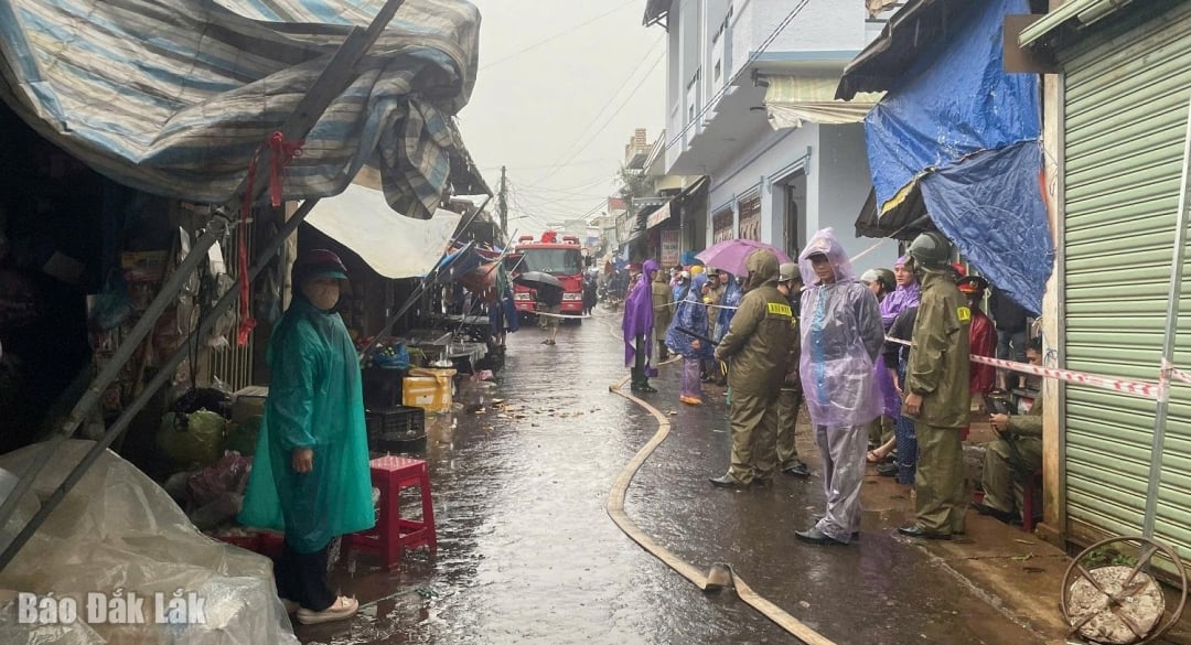 Certains petits commerçants sont encore en activité.
