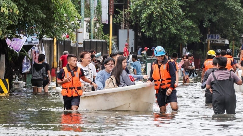 Pasukan penyelamat memindahkan orang ramai di kawasan banjir di Navotas City, Filipina pada 10 November 2025. (Foto: THX/TTXVN)
